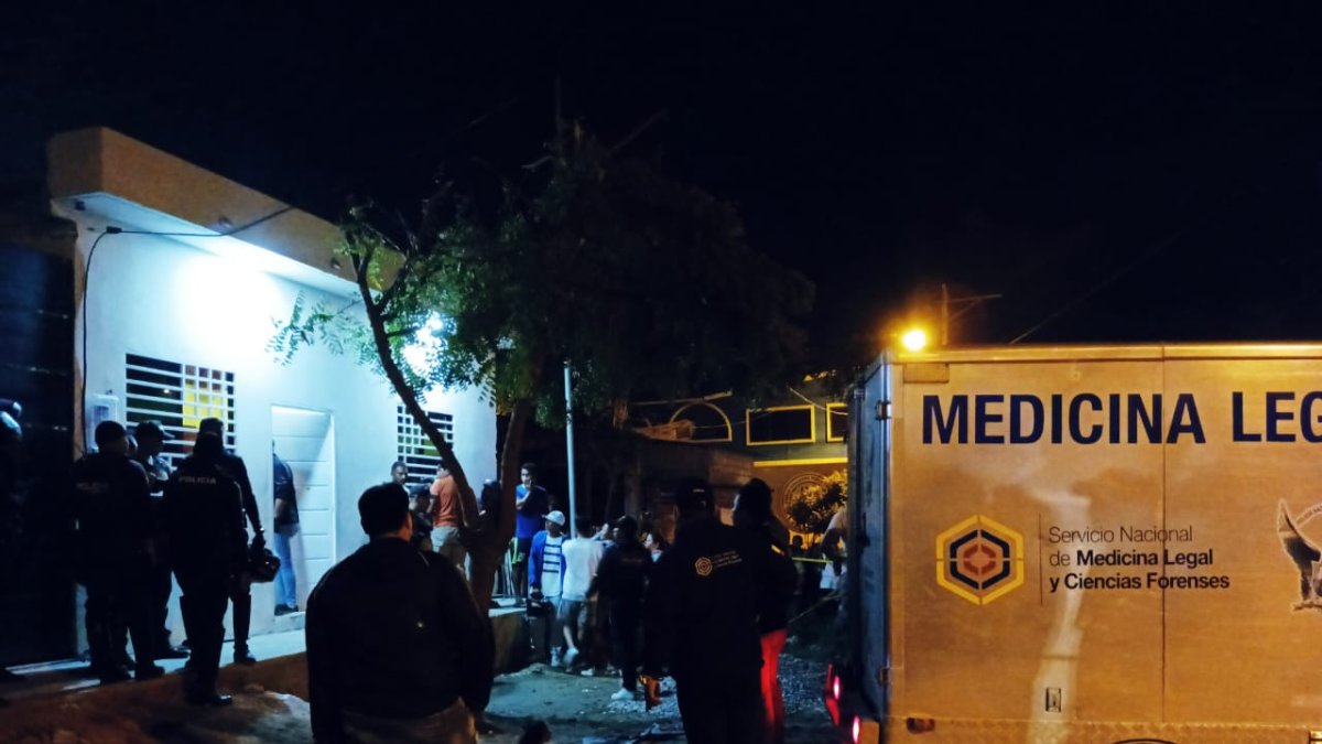 La Policía llegó a dar trámite a los crímenes en Santa Elena.