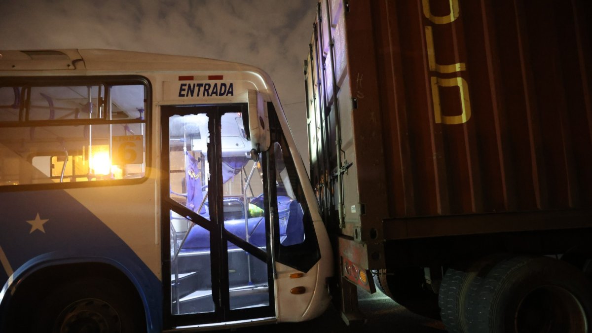 Un bus chocó con un vehículo de carga.