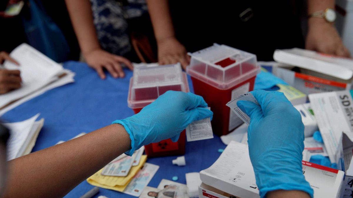 Personal de salud atiende a pacientes con VIH-sida, en una fotografía de archivo.
