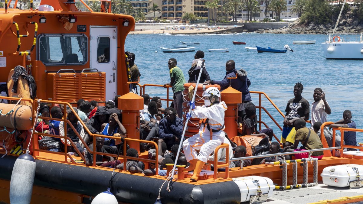 Imagen del barco Salvamar Macondo a su llegada al puerto canario de Arguineguín con decenas de migrantes. EFE/Quique Curbelo
