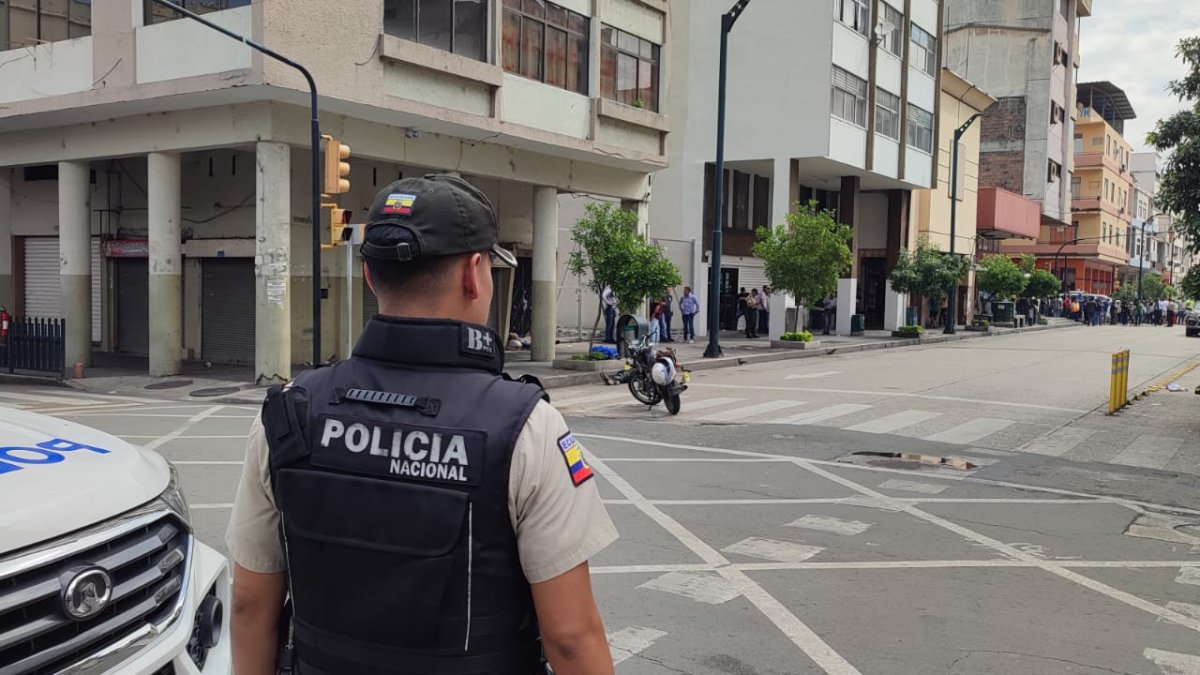 Uniformados realizan labores de investigación en el lugar de los hechos.