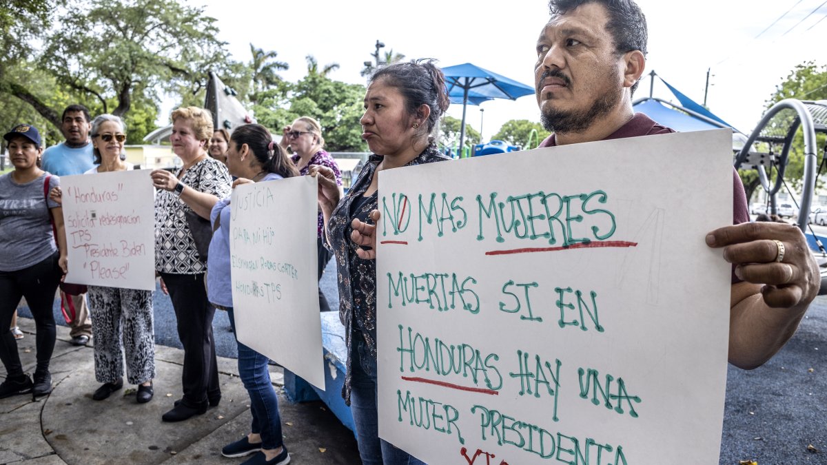 Activistas protestan en Florida por la muerte de mujeres en Honduras