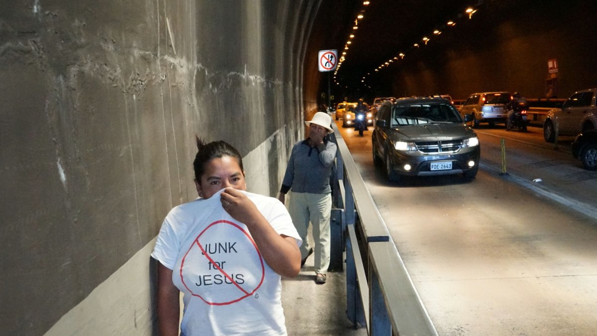 Cruce. Por sus propios medios y dándose formas los vecinos se movilizan hasta el centro de la ciudad para hacer sus trámites, sin importar la hora del día.
