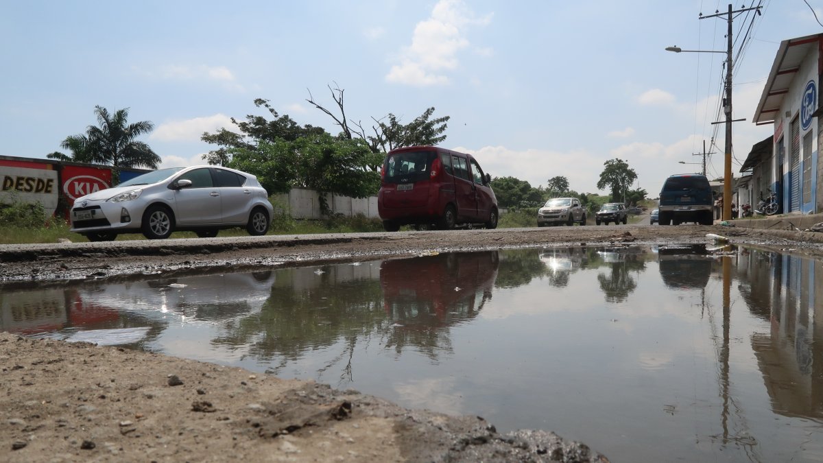 Un tramo de la avenida Teodoro Alvarado Oleas parece una piscina. Se vuelve angosta por los daños que presenta y los conductores deben sortear los obstáculos que aparecen a todas horas.