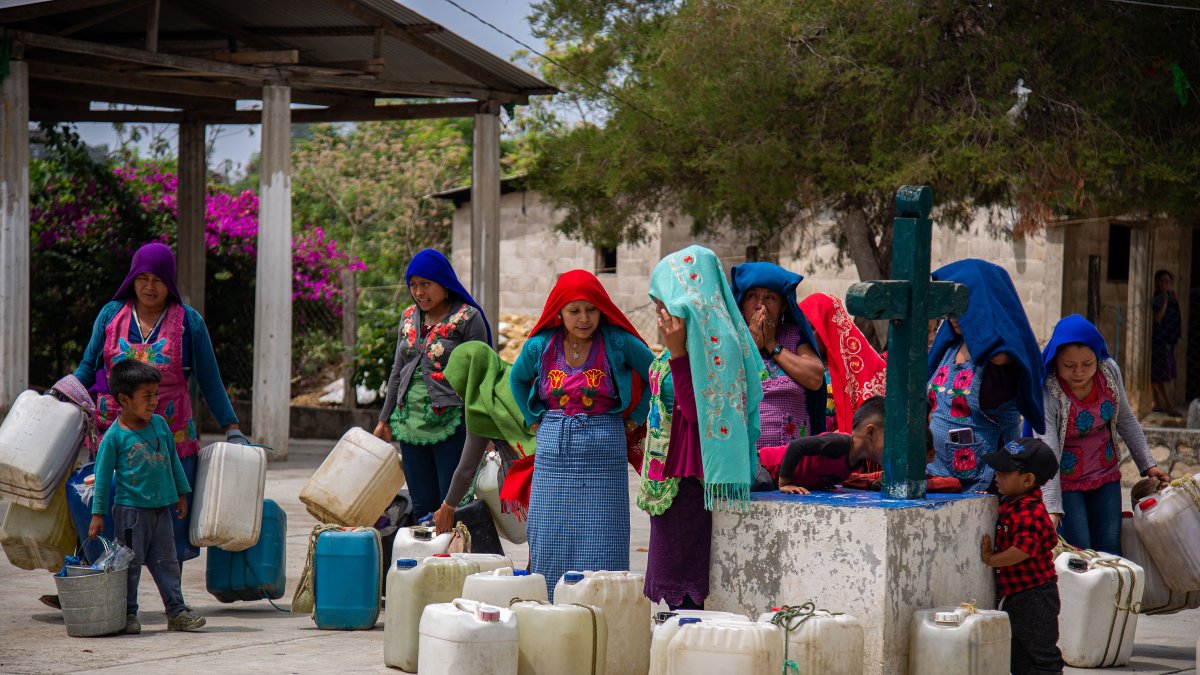 Indígenas mayas tzotziles, de la comunidad Guadalupe Shu’kun, llenan botes con agua el 22 de junio de 2023, en el municipio de Zinacantán, Chiapas (México).