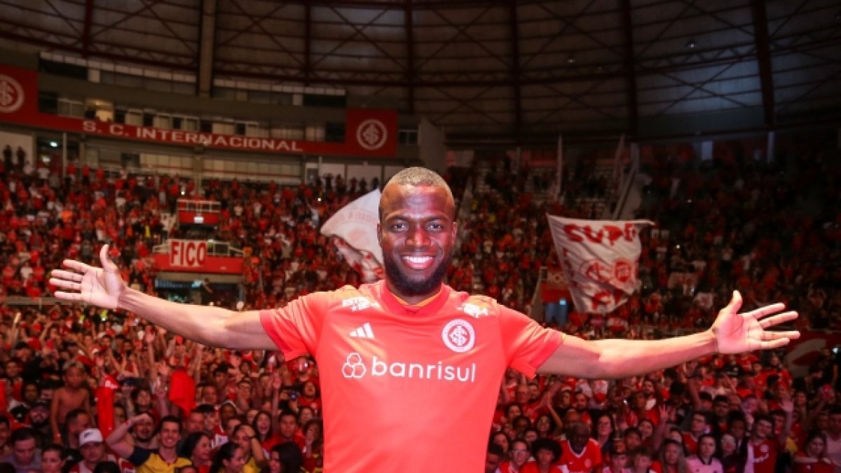 Valencia posa junto a los ‘torcedores’ del Internacional de Porto Alegre en su presentaciónñ