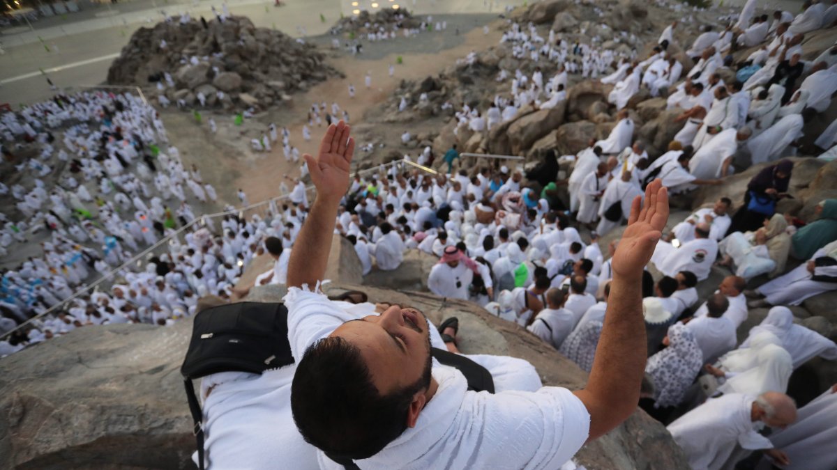Visita. Un musulmán reza en el monte Arafat en la peregrinación del Hajj.