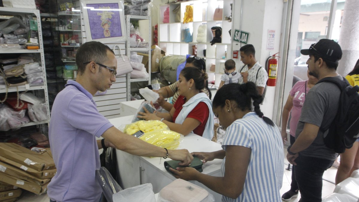Comercio. Un grupo de personas realiza compras, al menor y mayor, en la importadora Mundo DF.