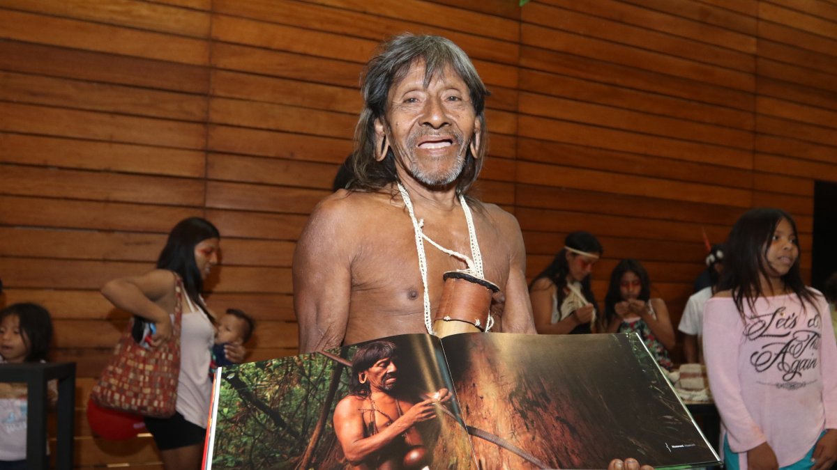 Visita. Miñiwa, uno de los últimos guerreros huaorani, llegó a Guayaquil con el grupo de viajeros.