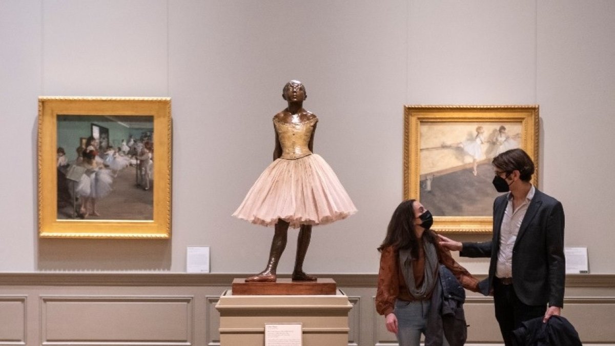 Museo. Visitantes recorren una sala del Metropolitano de Nueva York.