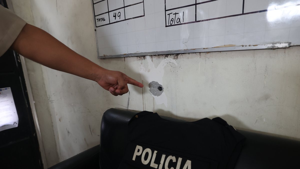 Las huellas de las balas recibidas en los atentados terroristas de noviembre aún no son arregladas. Lo mismo ocurre con puertas, ventanas y demás infraestructuras