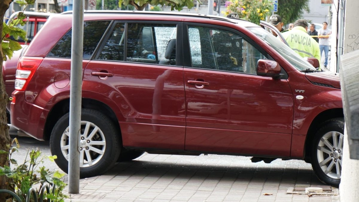 Daños. Las ventanas del vehículo que conducía el abogado quiteño fueron destruidas por los disparos el pasado 23 de junio.