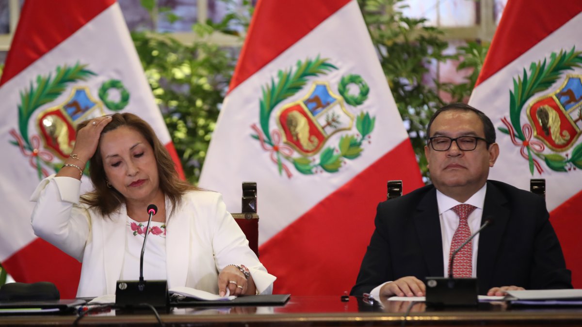 La presidenta del Perú, Dina Boluarte, acompañada del primer ministro, Alberto Otarola, enuna fotografía de archivo.