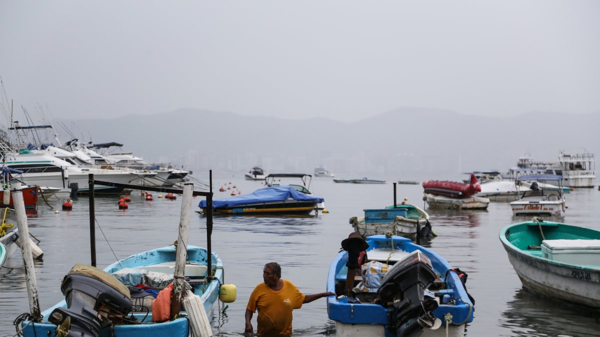 El centro de Adrian, que se formó el martes como tormenta tropical, se localizó a 575 kilómetros al suroeste de Manzanillo,