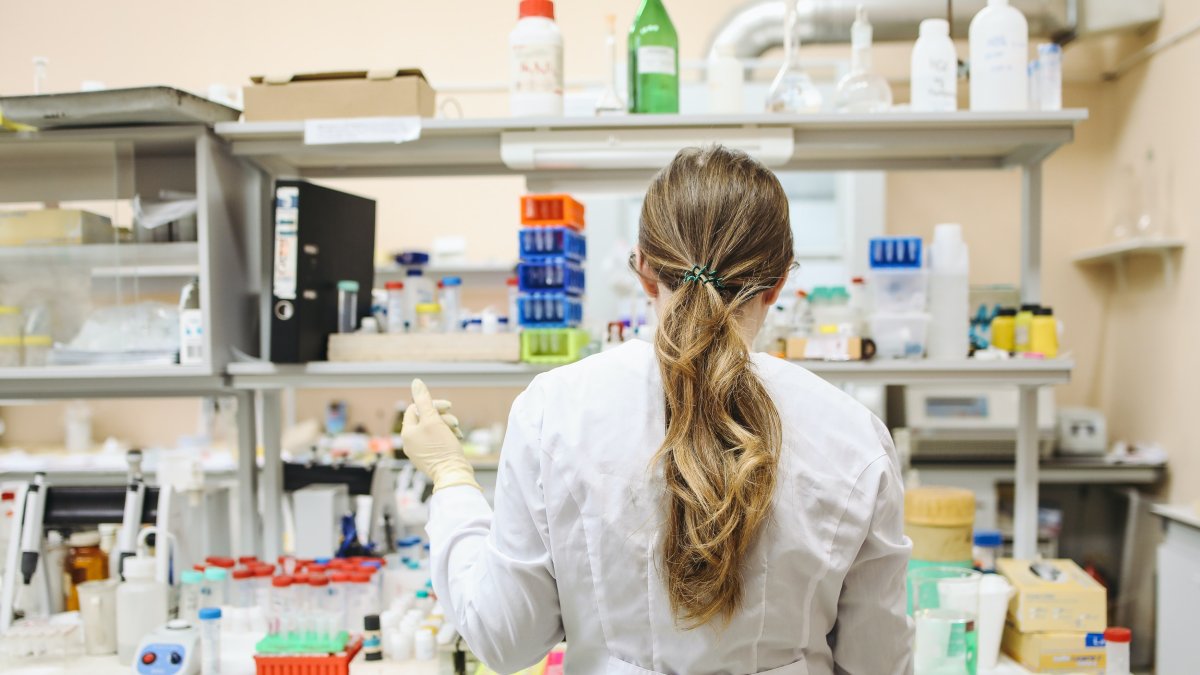 Una persona revisa muestras en un laboratorio.