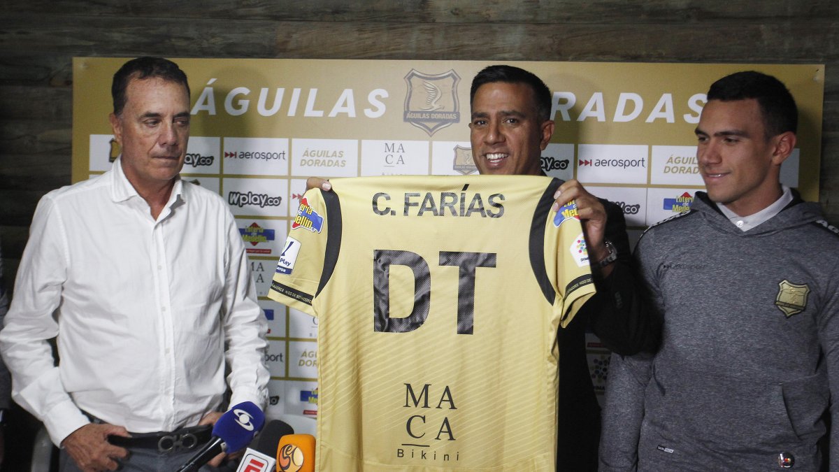 Farías durante su presentación como jugador nuevo DT del equipo dorado.