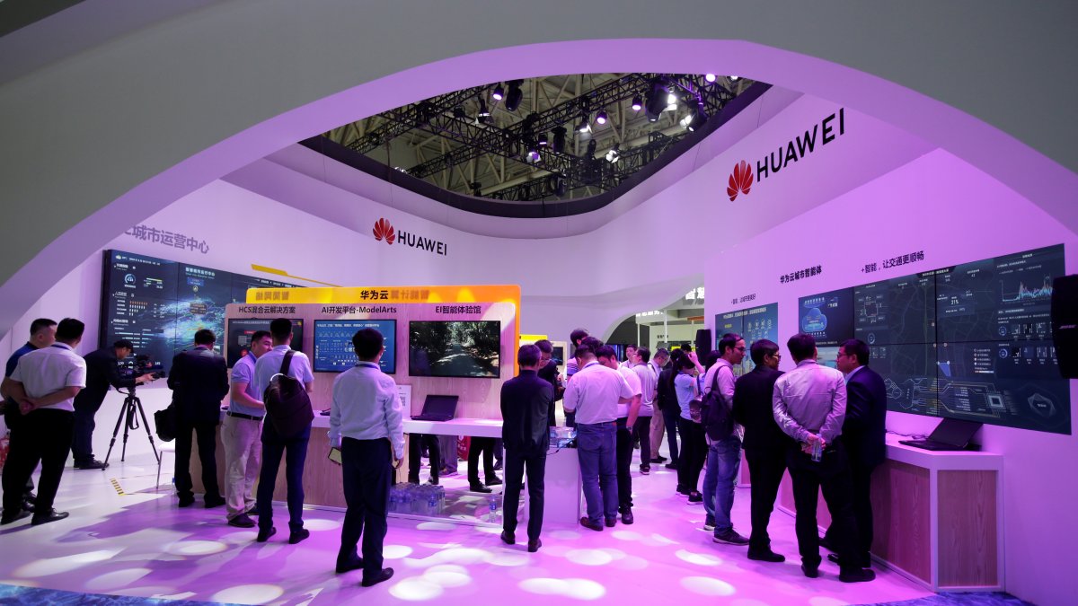 Varias personas visitan los stand de un congreso de tecnología en Tianjin (China), en mayo de 2019.