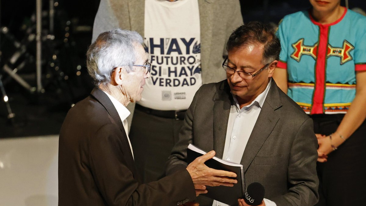 El presidente de la Comisión de la Verdad de Colombia,  Francisco De Roux (i),  entrega el informe final  por la Comisión al entonces presidente  Gustavo Petro, el 28 de junio de 2023