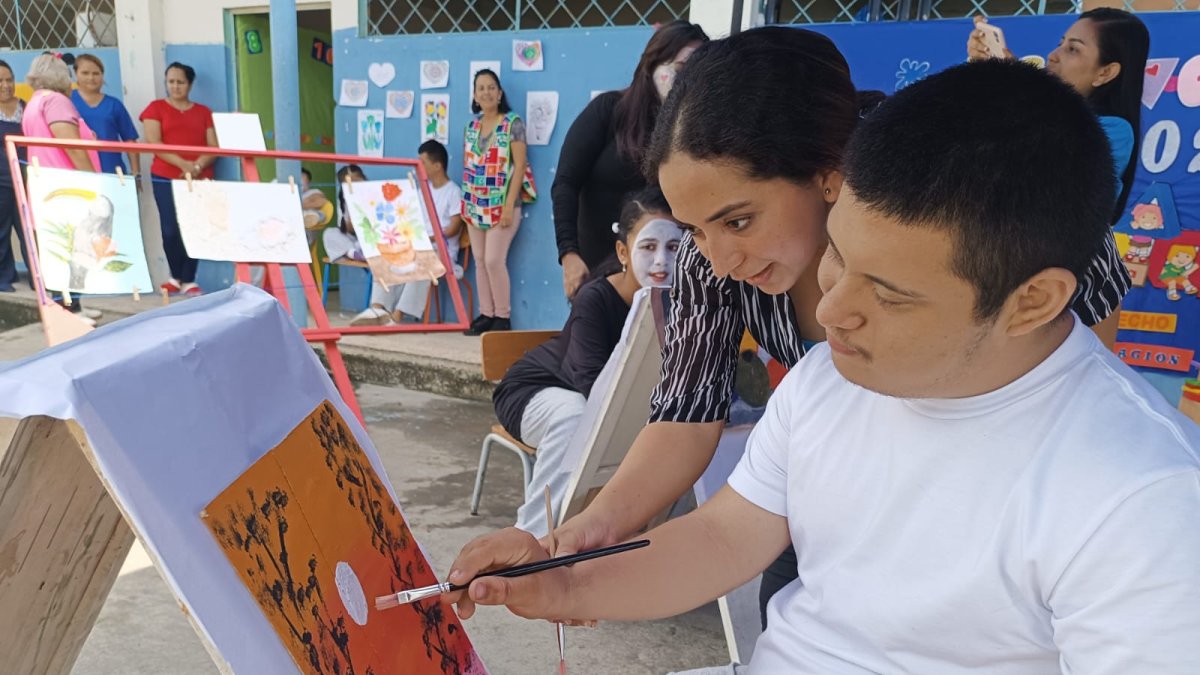 Mark Pinoargote es un estudiante de 16 años, quien a pesar de su discapacidad cuenta con mucha destreza para elaborar pinturas y diseños.