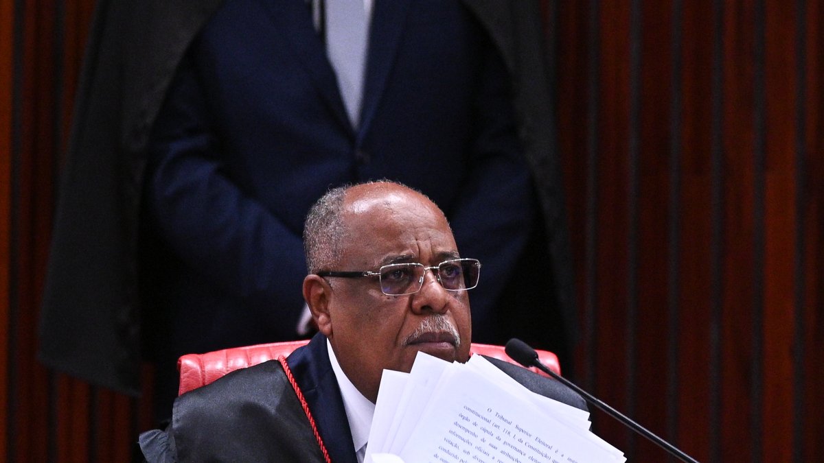 El ministro del Tribunal Superior Electoral (TSE), Benedito Gonçalves, relator del caso, habla durante la sesión de juicio contra el expresidente de Brasil Jair Bolsonaro.