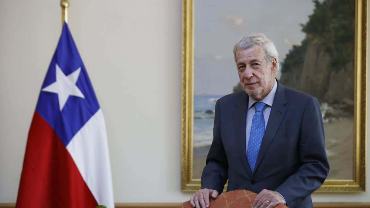 El ministro de Relaciones Exteriores de Chile, Alberto Van Klaveren, durante una entrevista con, en Santiago de Chile el  20 de abril de 2023.