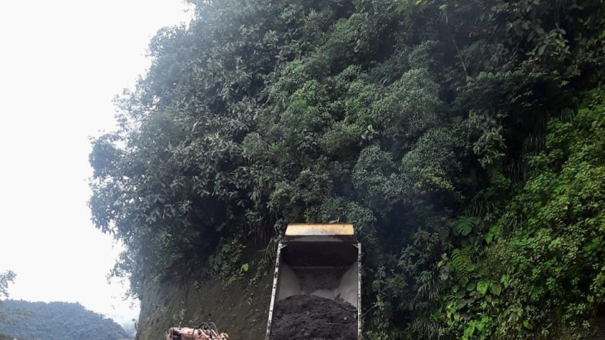 Maquinaria. Imagen referencial de trabajos de limpieza en la vía.