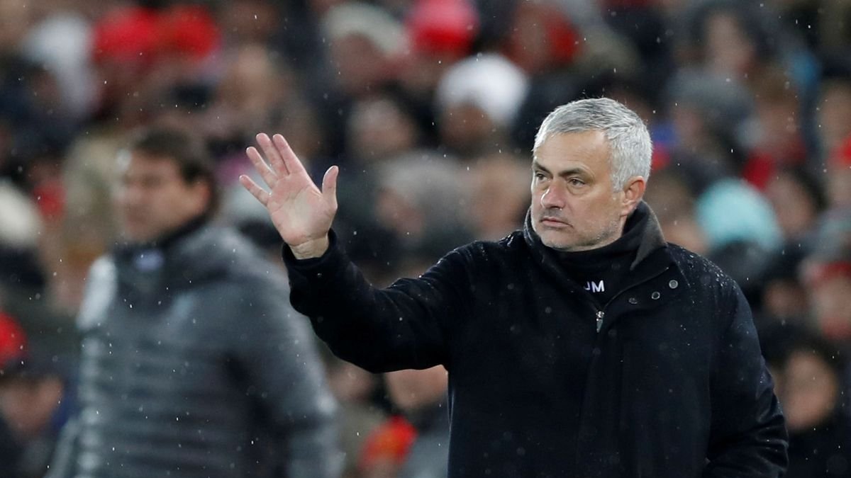 Mourinho se enfrenta ante varias sanciones junto a la hinchada de la Roma.