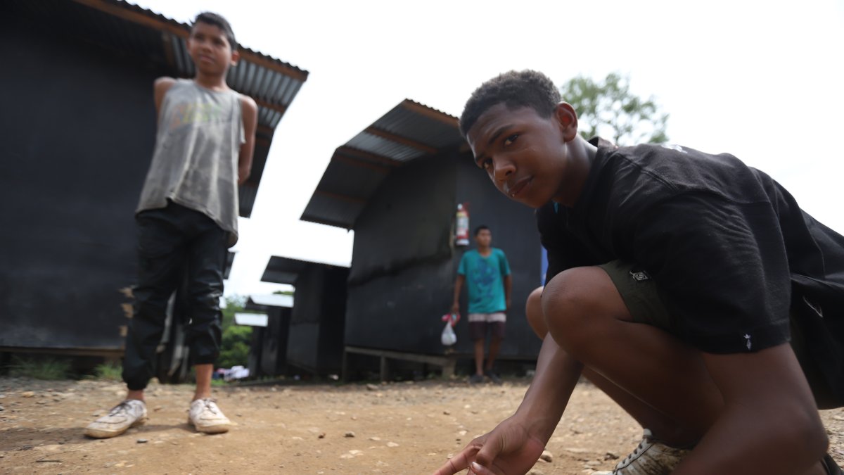 Los menores de edad juegan en canchas de tierra para divertirse