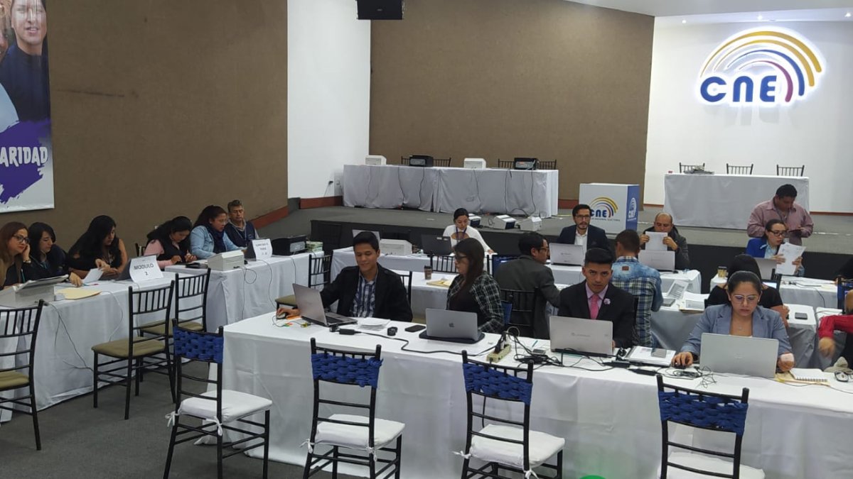 Los equipos técnicos del CNE revisan la documentación que ha sido entregada en el organismo.