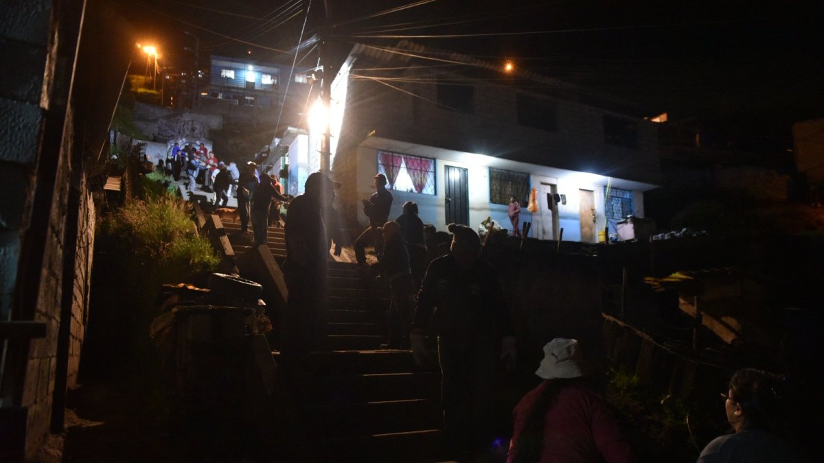 Entretenido. Mientras trabajan, los vecinos hacen bromas y se dan aliento para que la labor sea más llevadera.