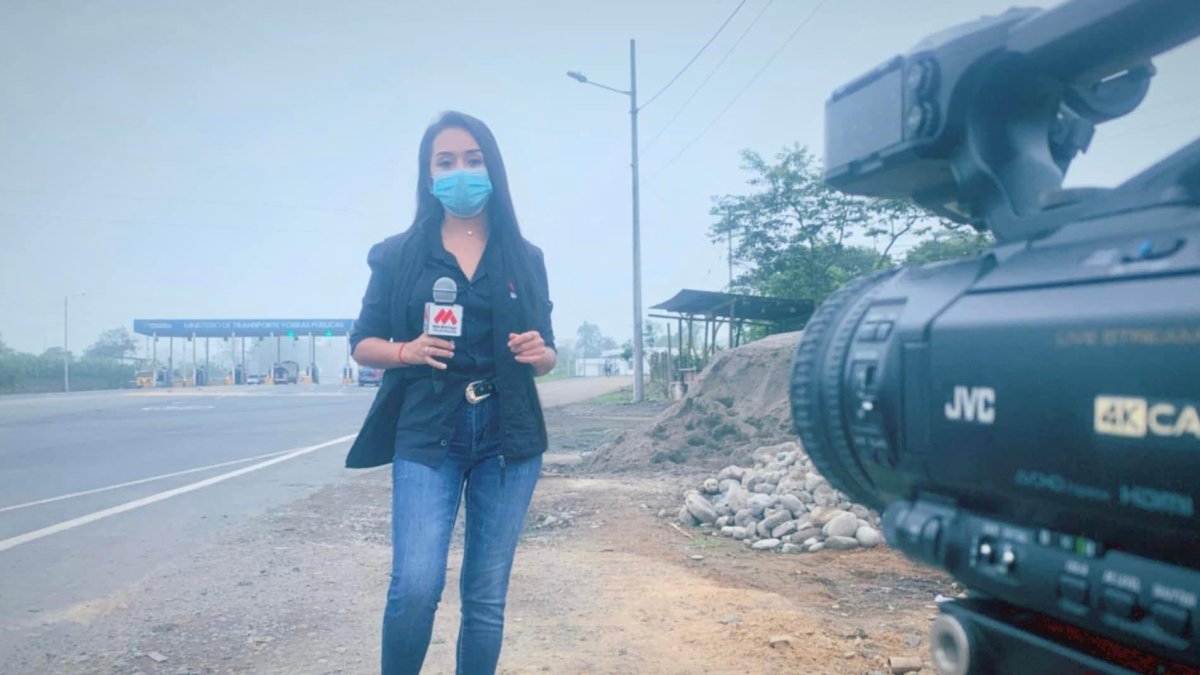 Labor. La periodista Lissette Ormaza en una cobertura comunitaria.