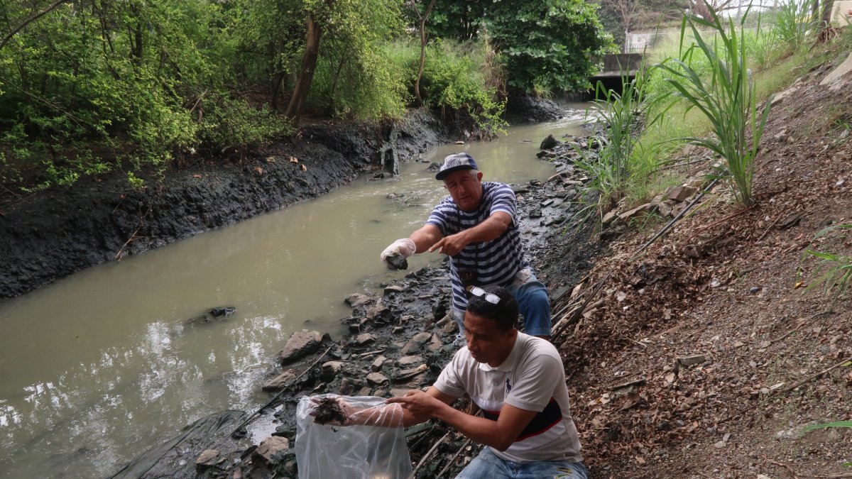 Los residentes de Jardines del Salado muestran a EXPRESO la grasa que cubre las aguas de este brazo de mar.