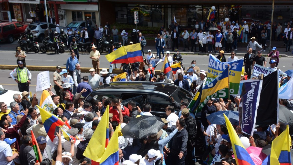 Simpatizantes. Varios candidatos llegaron a inscribirse en el CNE junto a su grupo de simpatizantes.