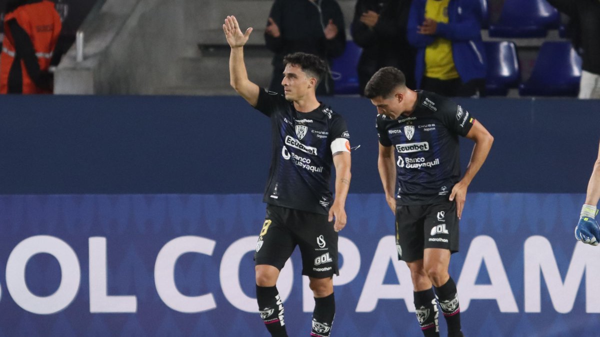 Lorenzo Faravelli (i) de Independiente celebra su gol hoy, en un partido de fase de grupos de la Copa Libertadores entre Independiente del Valle y Argentinos Juniors.