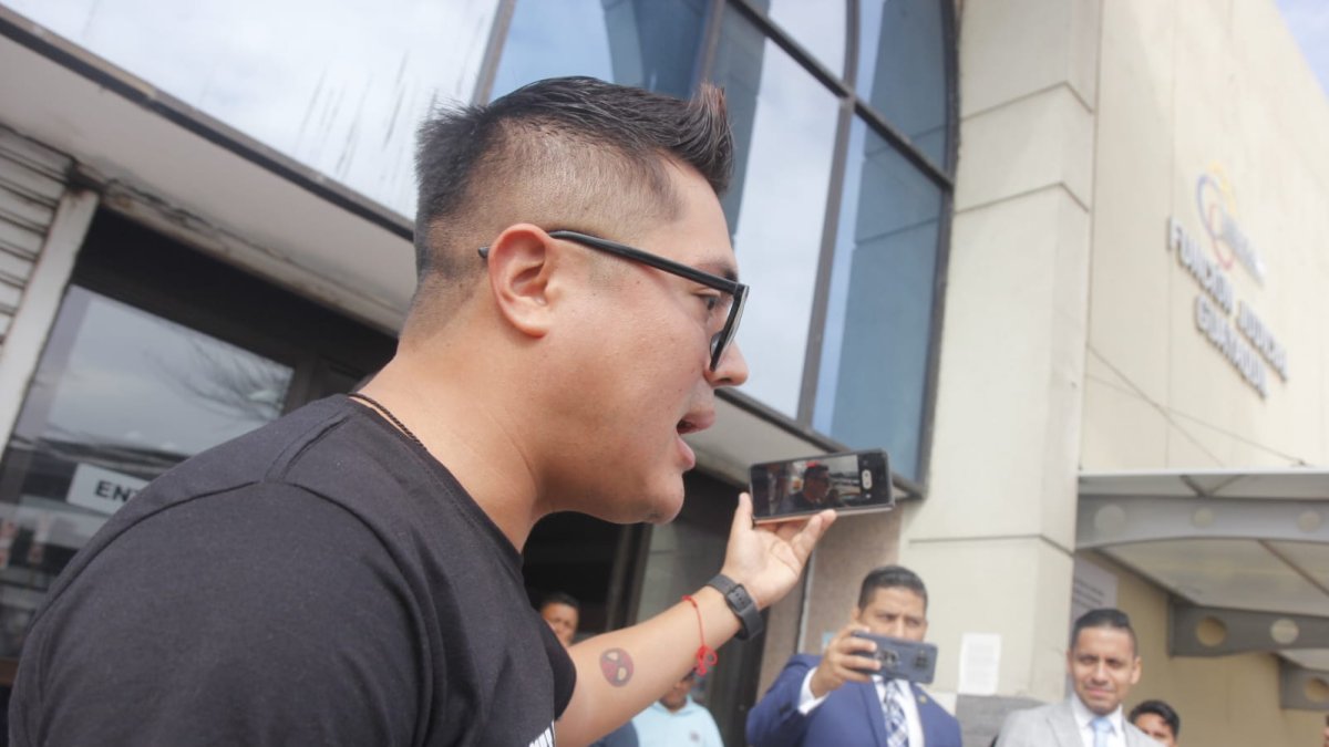 Instantes posteriores a la audiencia en las oficinas judiciales.