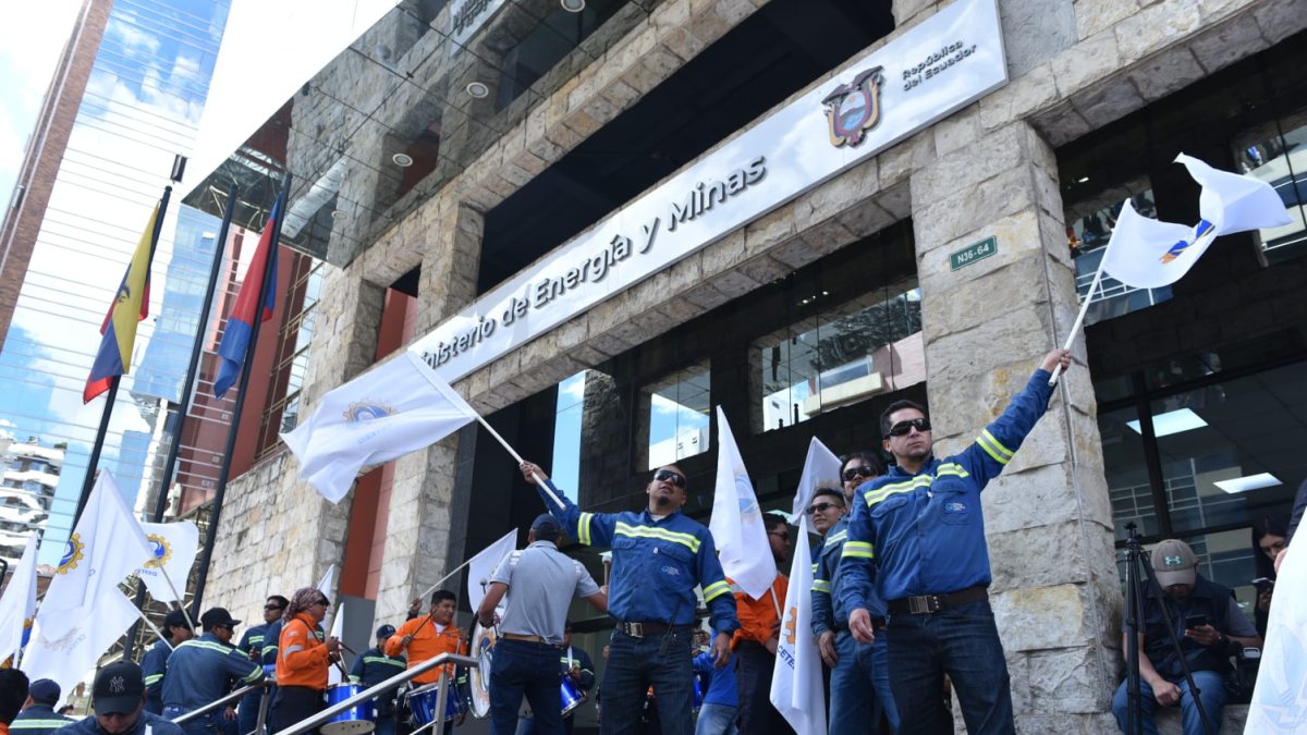 Trabajadores del sector eléctrico se manifiestan contra la posible medida, frente al ministerio del ramo.