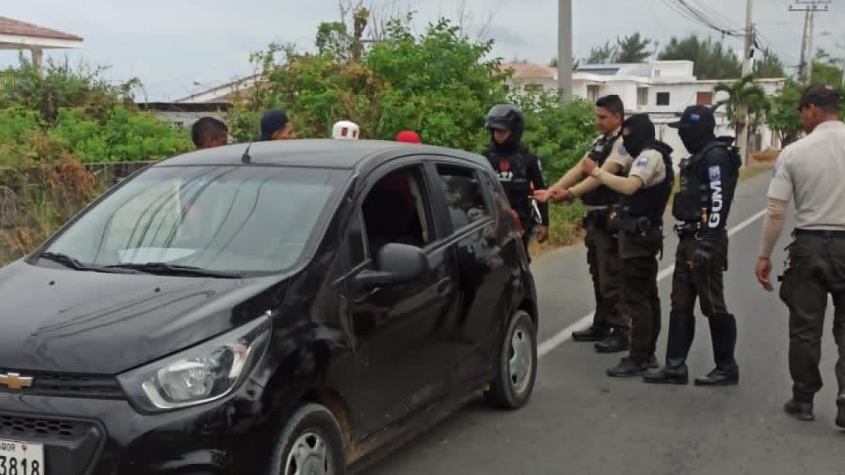 Asaltos. En este vehículo fueron detenidos cuatro hombres.