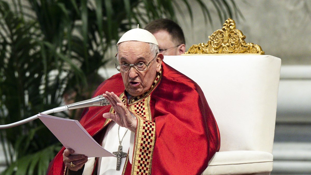 El papa Francisco oficia la misa en la Basílica de San Pedro en el Vaticano.