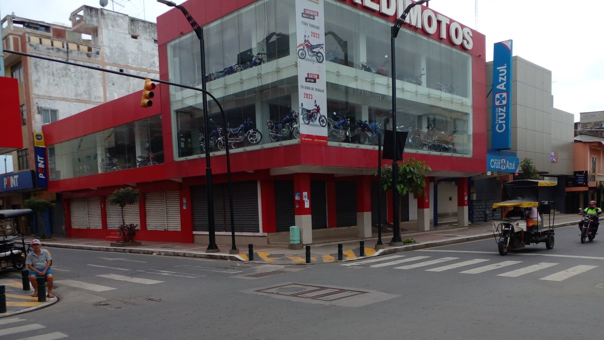 Desolado. El centro del cantón lució prácticamente vacío ante la decisión de muchos locales de no abrir sus puertas.