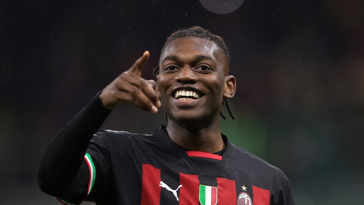 El mediocapista del Milán decidió lanzar un álbum de música.