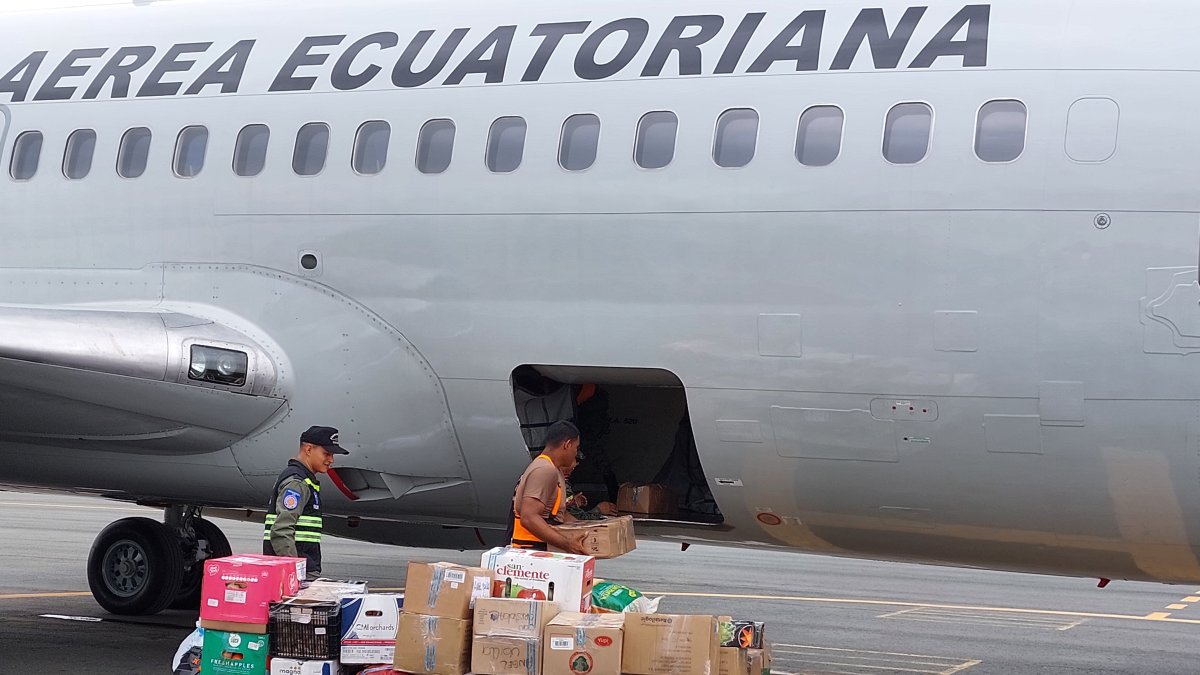 La primera carga con ayuda humanitaria partió desde Guayaquil hacia las islas Santa Cruz y San Cristóbal.
