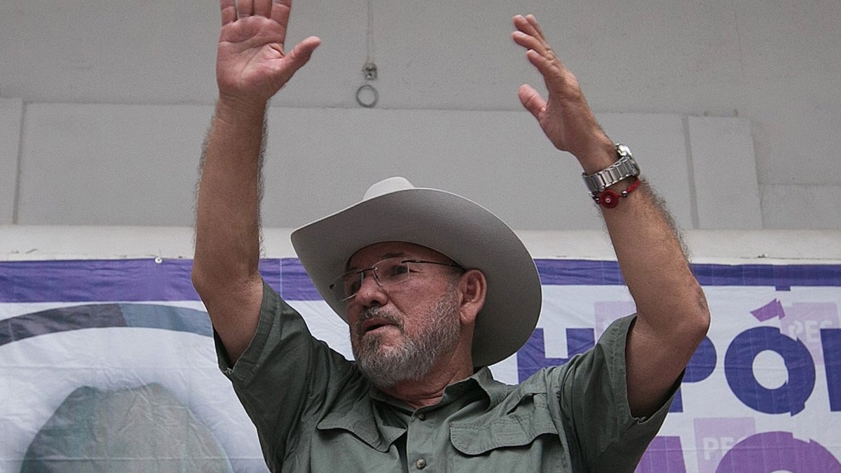 De las primeras investigaciones se desprende que los sicarios atacaron el automotor de Hipólito Mora con rifles tipo Barret de calibre .50.