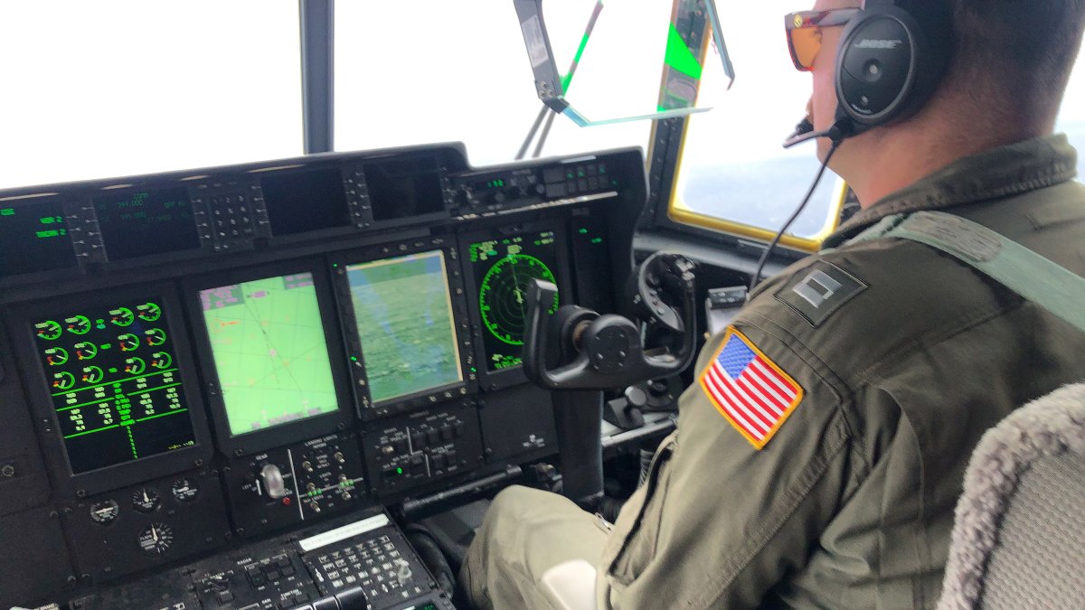 La Guardia Costera de EE. UU. que muestra a los miembros de la tripulación de la Estación Aérea de la Guardia Costera de Elizabeth City, Carolina del Norte.  