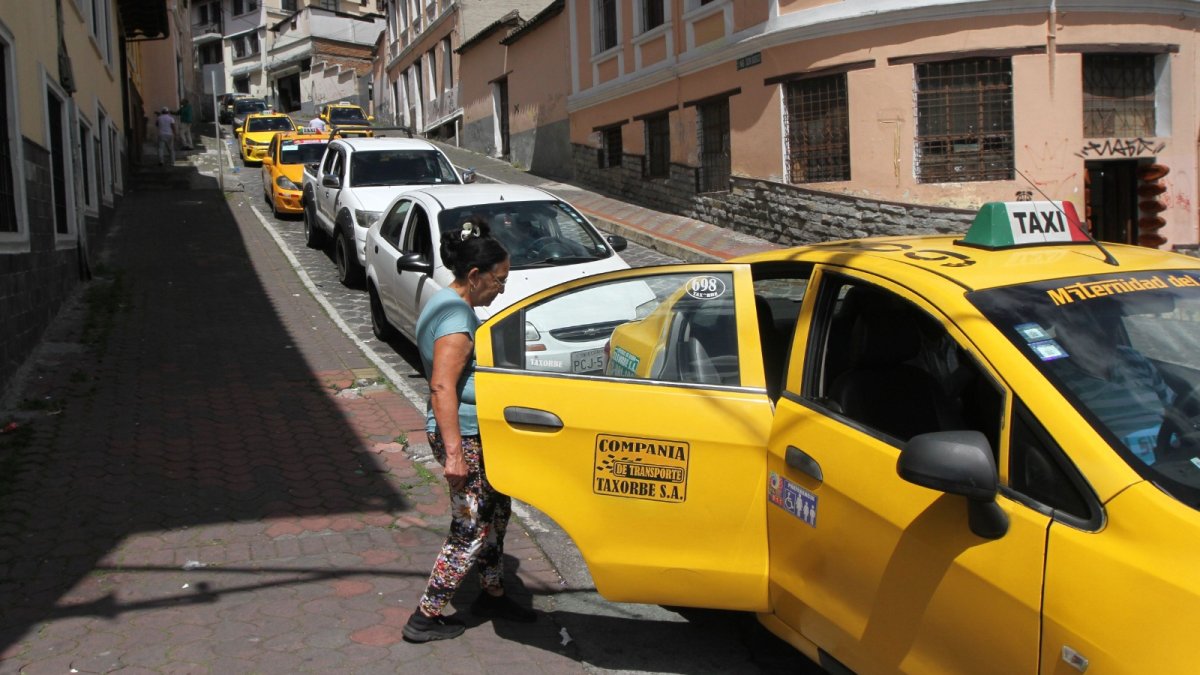 De uno en uno. Las unidades se llenan a toda hora del día. Los pasajeros nunca faltan en los cuatro puntos ubicados en el centro de la ciudad.