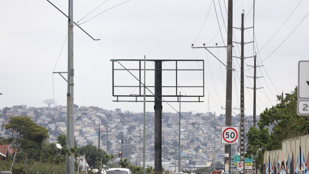 Escenario. En el parterre central de la avenida del Bombero se encuentra una valla.