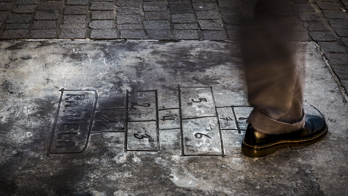 El dibujo de una rayuela en una plaza frente a la Biblioteca Nacional, en el sesenta aniversario de la publicación de la disruptiva novela 'Rayuela'.