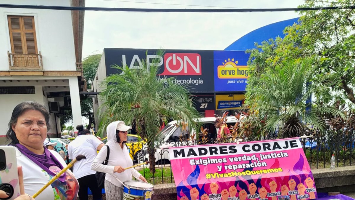 Hasta los exteriores de la dependencia judicial llegaron unas 20 personas que portaban camisetas con la foto de Naomi Arcentales