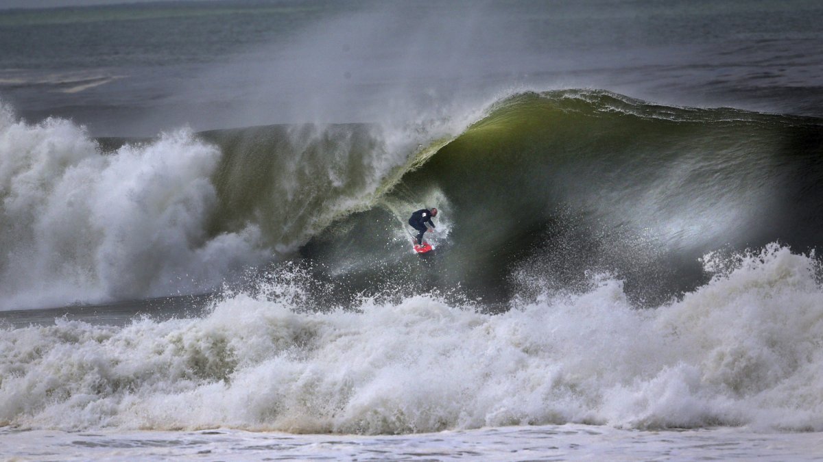 Un surfista mantiene el equilibrio sobre una gran ola en la playa de Narrabeen al norte de las playas de Sidney, Nueva Gales del Sur, Australia, en una imagen de archivo.