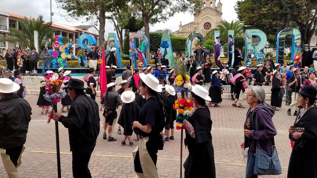 Saraguro. Un grupo de personas participa de una actividad cultural.