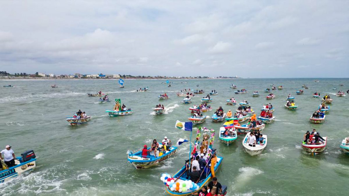 Romería. Decenas de pescadores recorrieron el mar con san Pedro.